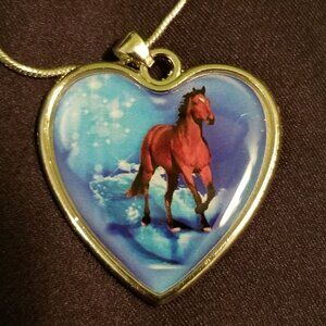 NWOT horse heart-shaped pendant